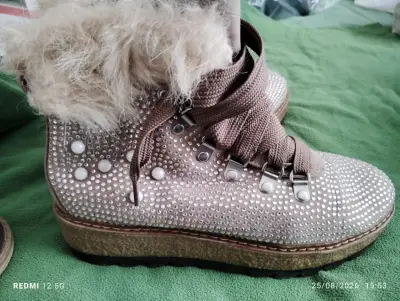 Botines de invierno con peluche y tachas brillantes - miniatura 1