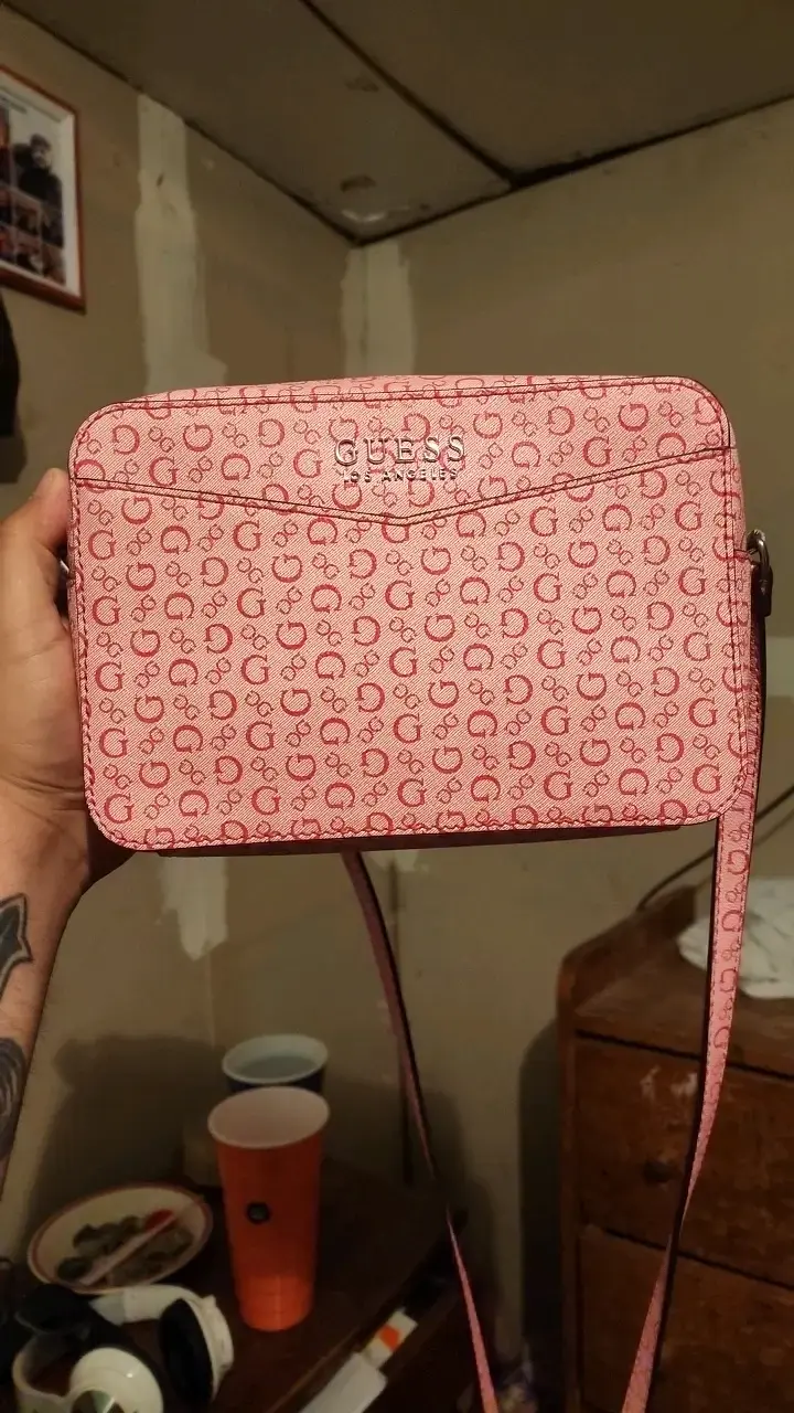 Cartera Guess rosa con estampado - 1