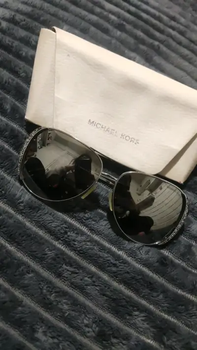 Gafas de sol Michael Kors con funda - miniatura 1