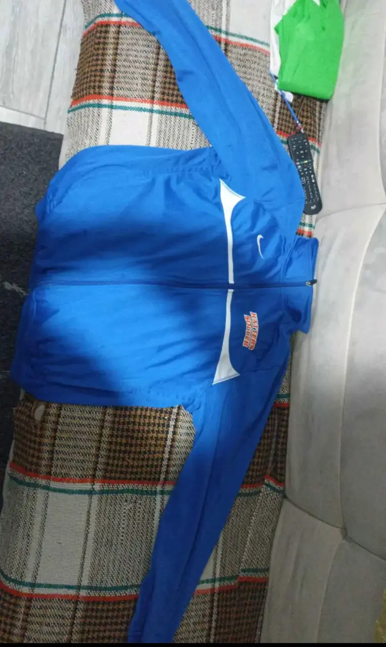 Chaqueta deportiva azul con logo bordado - 1