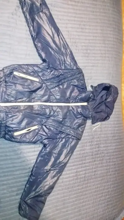 Chaqueta impermeable azul con capucha - miniatura 1