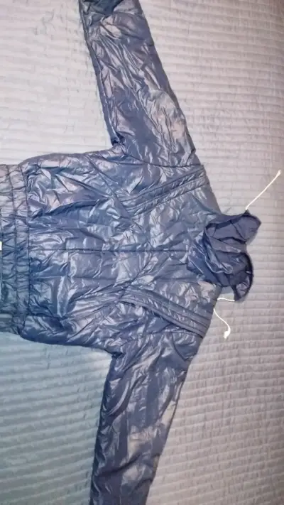 Chaqueta impermeable azul con capucha - miniatura 2