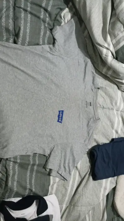 Polera gris Levi's con diseño estampado - miniatura 1