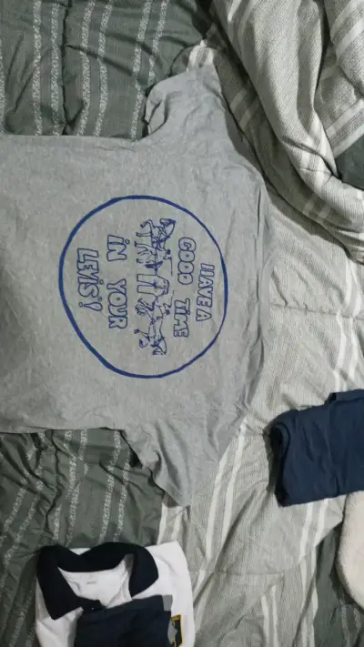 Polera gris Levi's con diseño estampado - miniatura 2