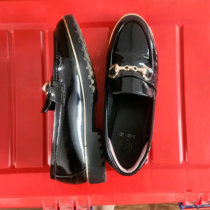 Mocasines negros de charol con detalle metálico - 1