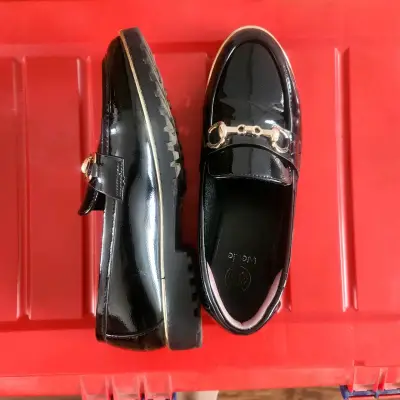 Mocasines negros de charol con detalle metálico - miniatura 1