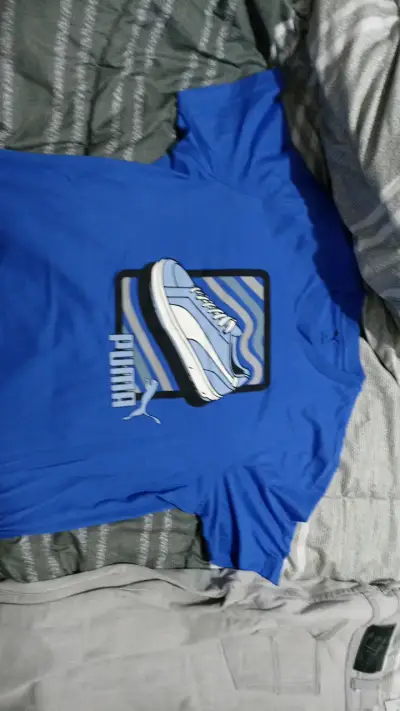 Polera azul Puma con diseño de zapatilla - miniatura 1