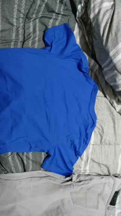Polera azul Puma con diseño de zapatilla - miniatura 2