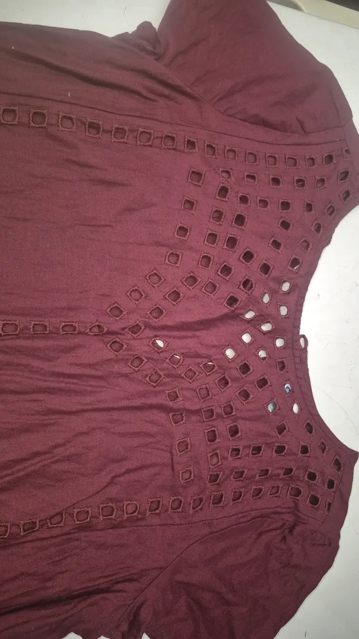 Vestido burdeos con diseño calado Old Navy - 3