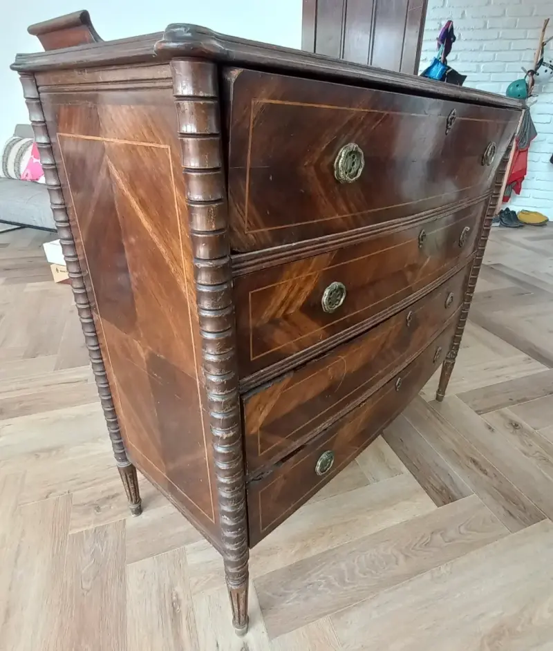 Cómoda antigua de madera con cajones - 1