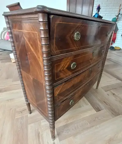 Cómoda antigua de madera con cajones - miniatura 1