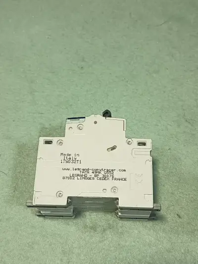 Automático Trifasico 10A 6kA Legrand - miniatura 2