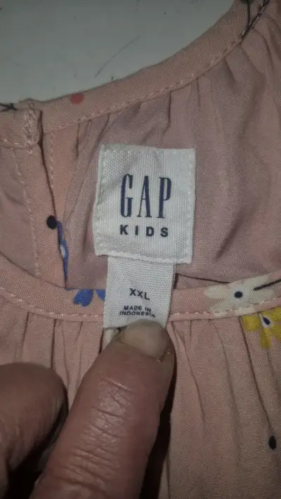 Vestido floral rosa para niña GAP Kids - miniatura 2