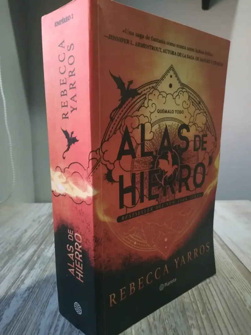 Libro 'Alas de Hierro' de Rebecca Yarros - 3