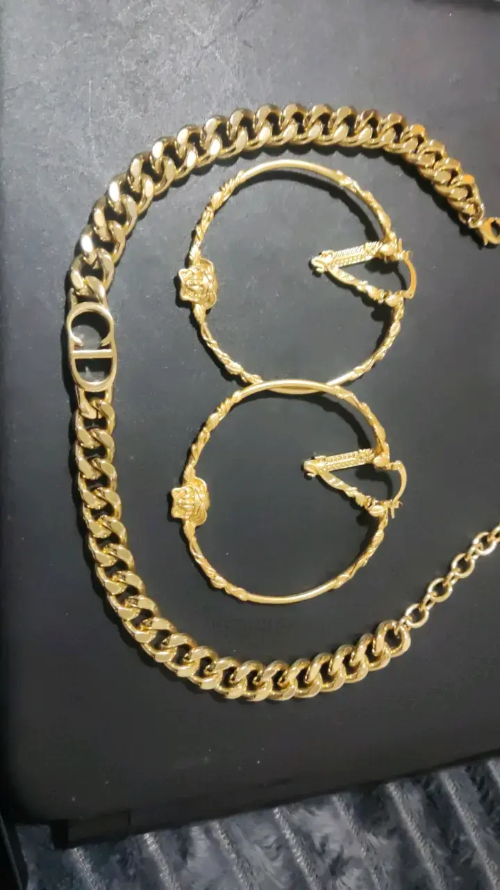 Set de joyería dorada con pulsera y aros