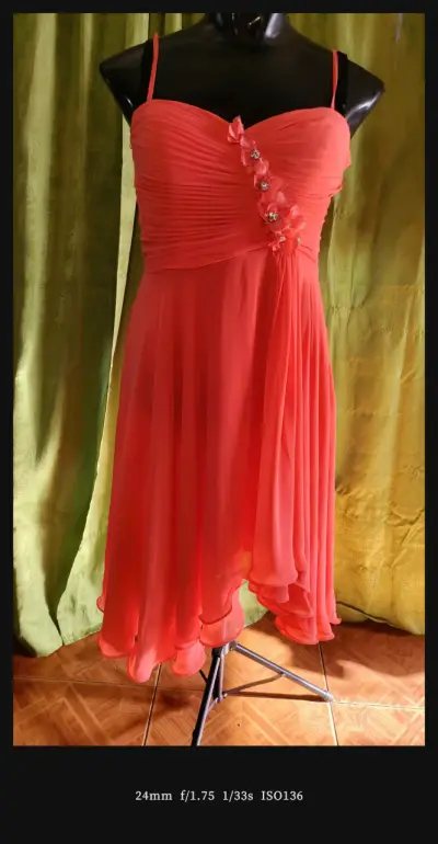 Vestido coral con tirantes y detalles florales - miniatura 1