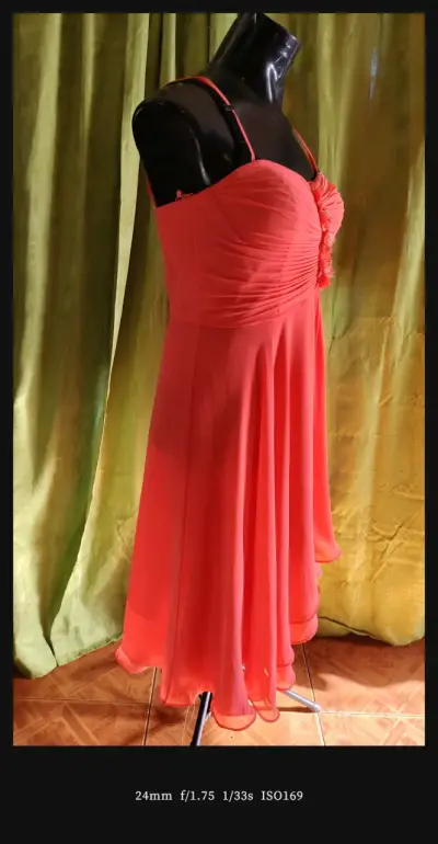 Vestido coral con tirantes y detalles florales - miniatura 2