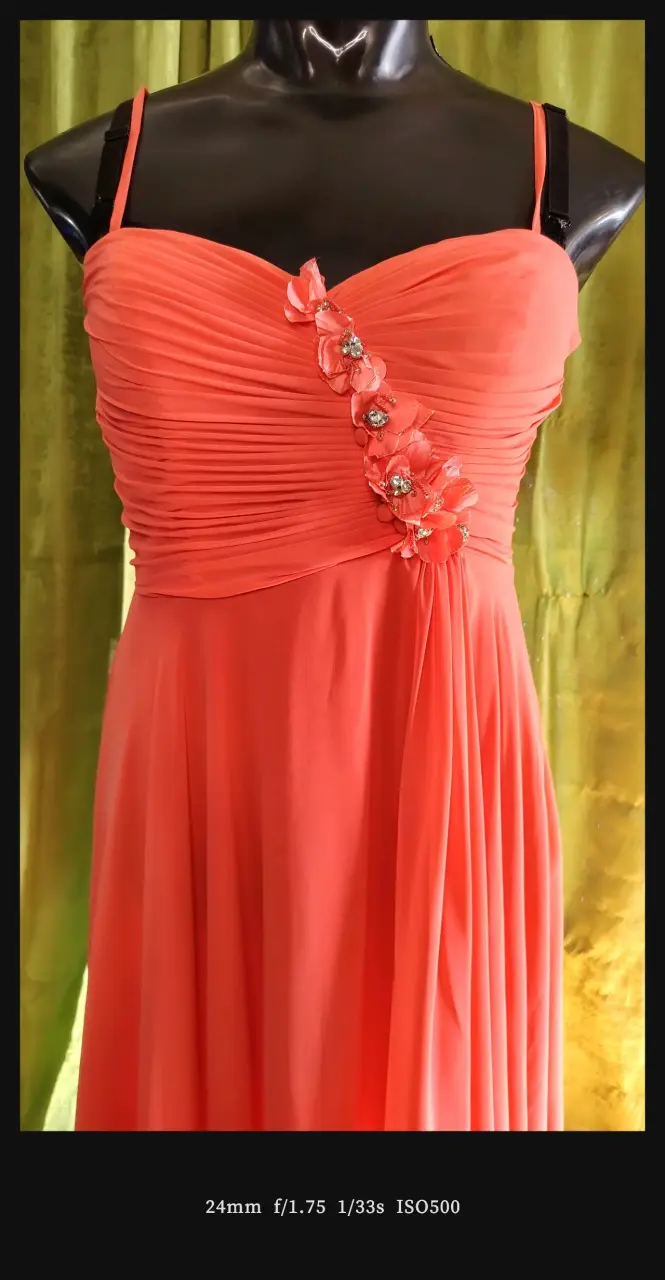 Vestido coral con tirantes y detalles florales - 3