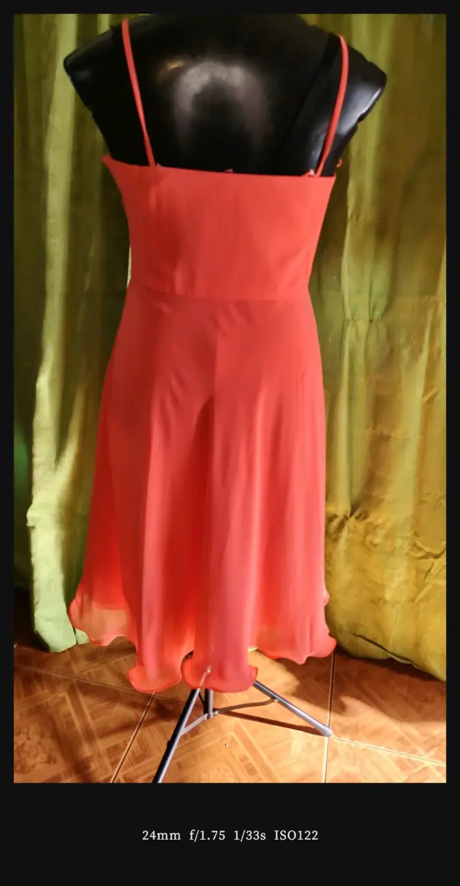 Vestido coral con tirantes y detalles florales - 4