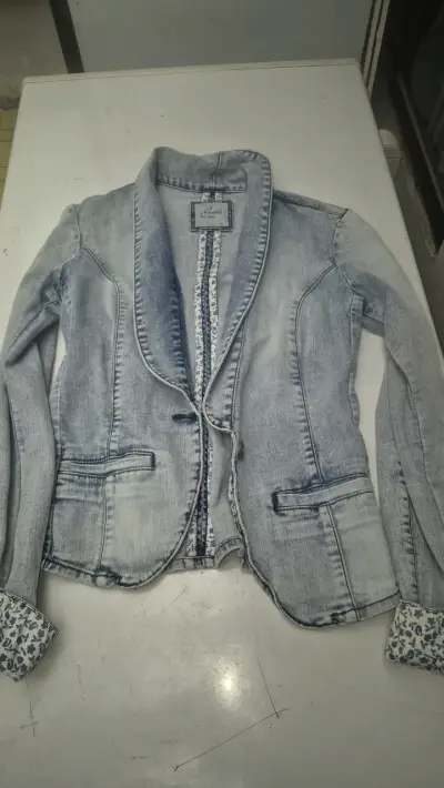 Chaqueta de mezclilla azul claro para mujer - miniatura 1