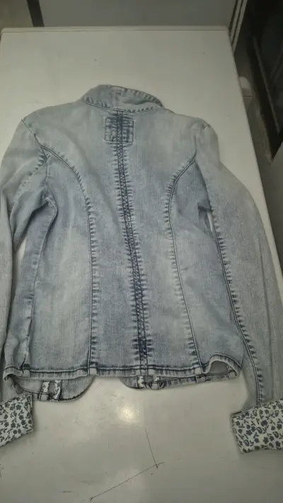 Chaqueta de mezclilla azul claro para mujer - miniatura 2