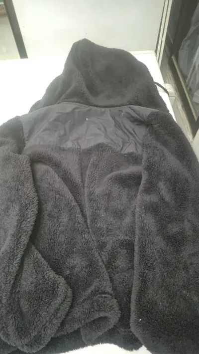 Chaqueta de lana negra Radost con capucha - miniatura 2