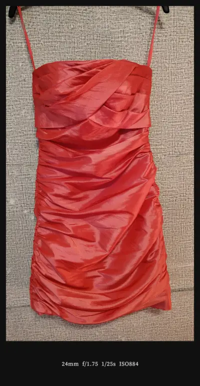 Vestido de fiesta tono doral con drapeado elegante - miniatura 1