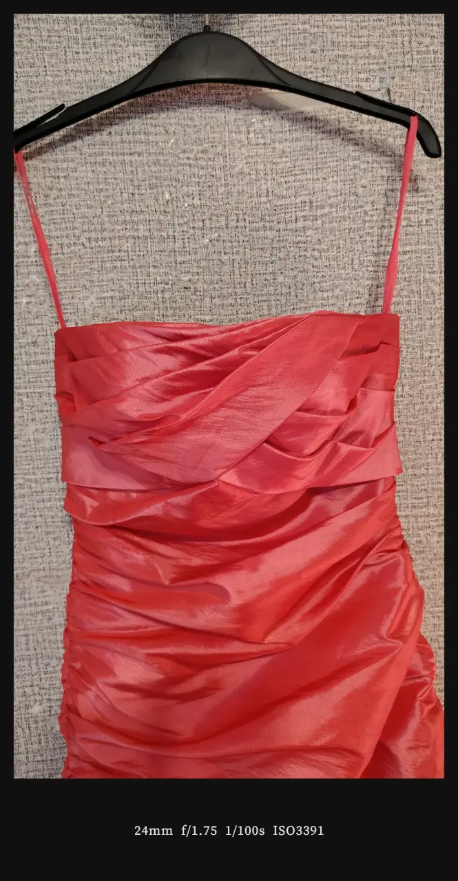 Vestido de fiesta tono doral con drapeado elegante - 2