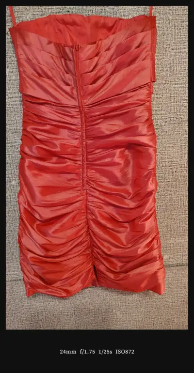 Vestido de fiesta tono doral con drapeado elegante - miniatura 3