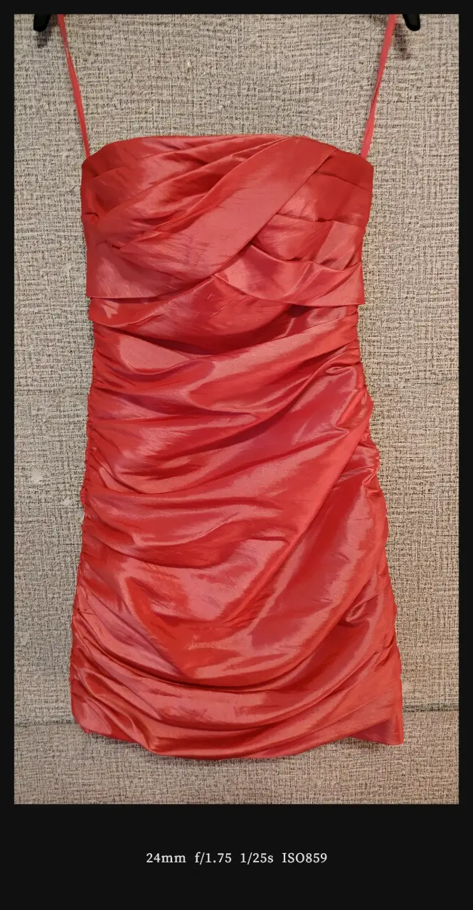 Vestido de fiesta tono doral con drapeado elegante - 6
