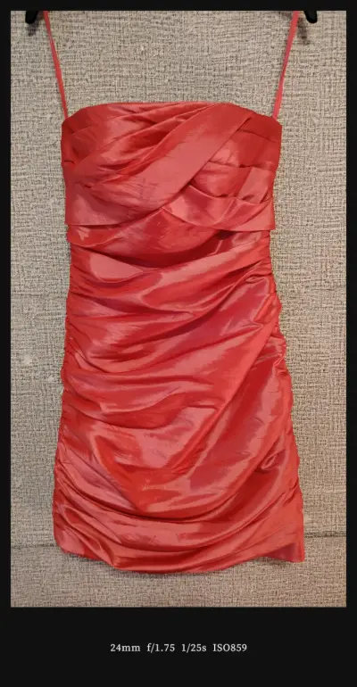 Vestido de fiesta tono doral con drapeado elegante - miniatura 6