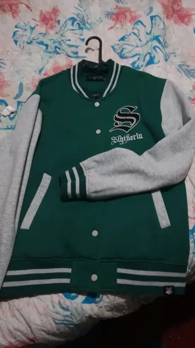 Chaqueta estilo varsity Slytherin verde y gris - miniatura 1