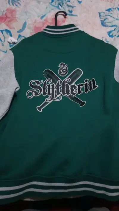 Chaqueta estilo varsity Slytherin verde y gris - miniatura 2
