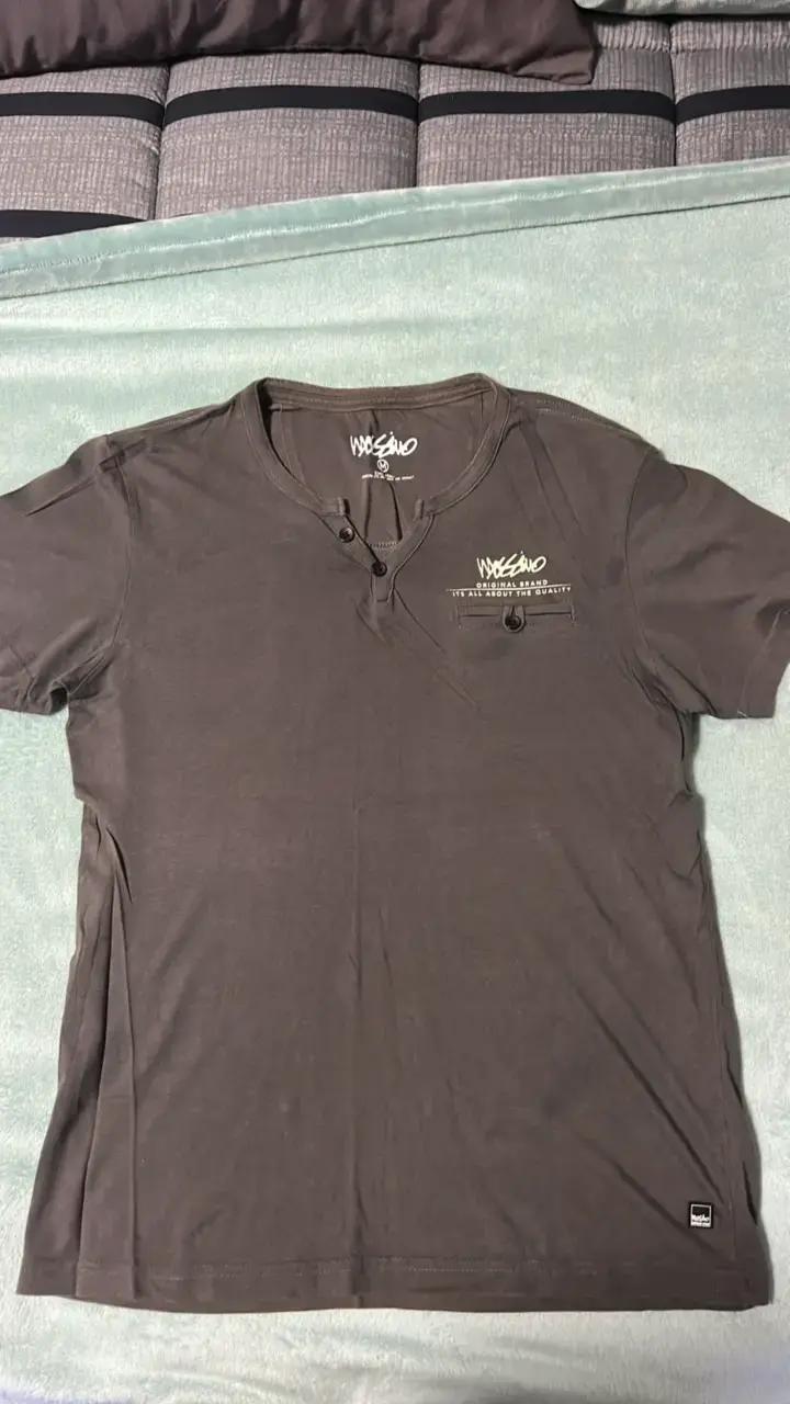 Polera negra con bolsillo y botones Mossimo - 1