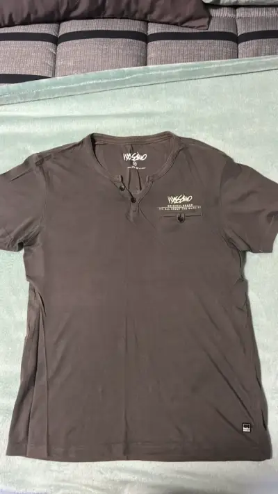 Polera negra con bolsillo y botones Mossimo - miniatura 1