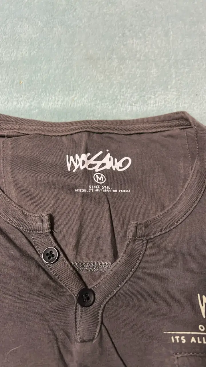 Polera negra con bolsillo y botones Mossimo - 2