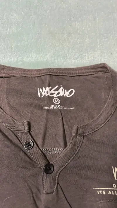 Polera negra con bolsillo y botones Mossimo - miniatura 2