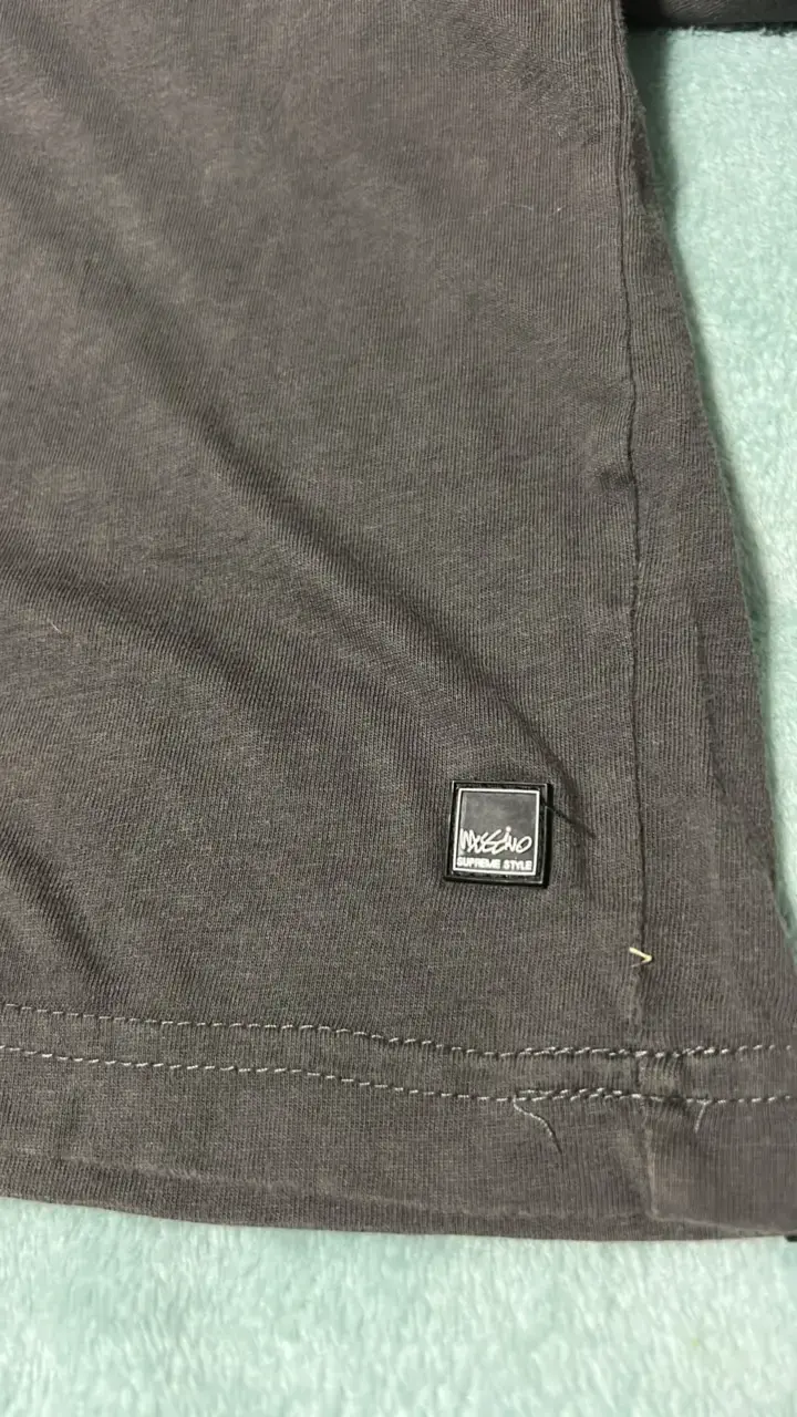 Polera negra con bolsillo y botones Mossimo - 5