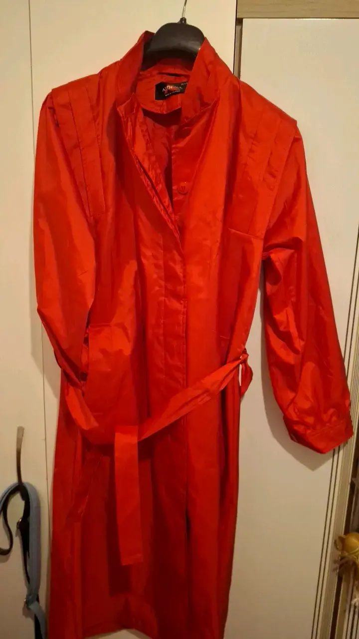 Abrigo rojo largo para mujer