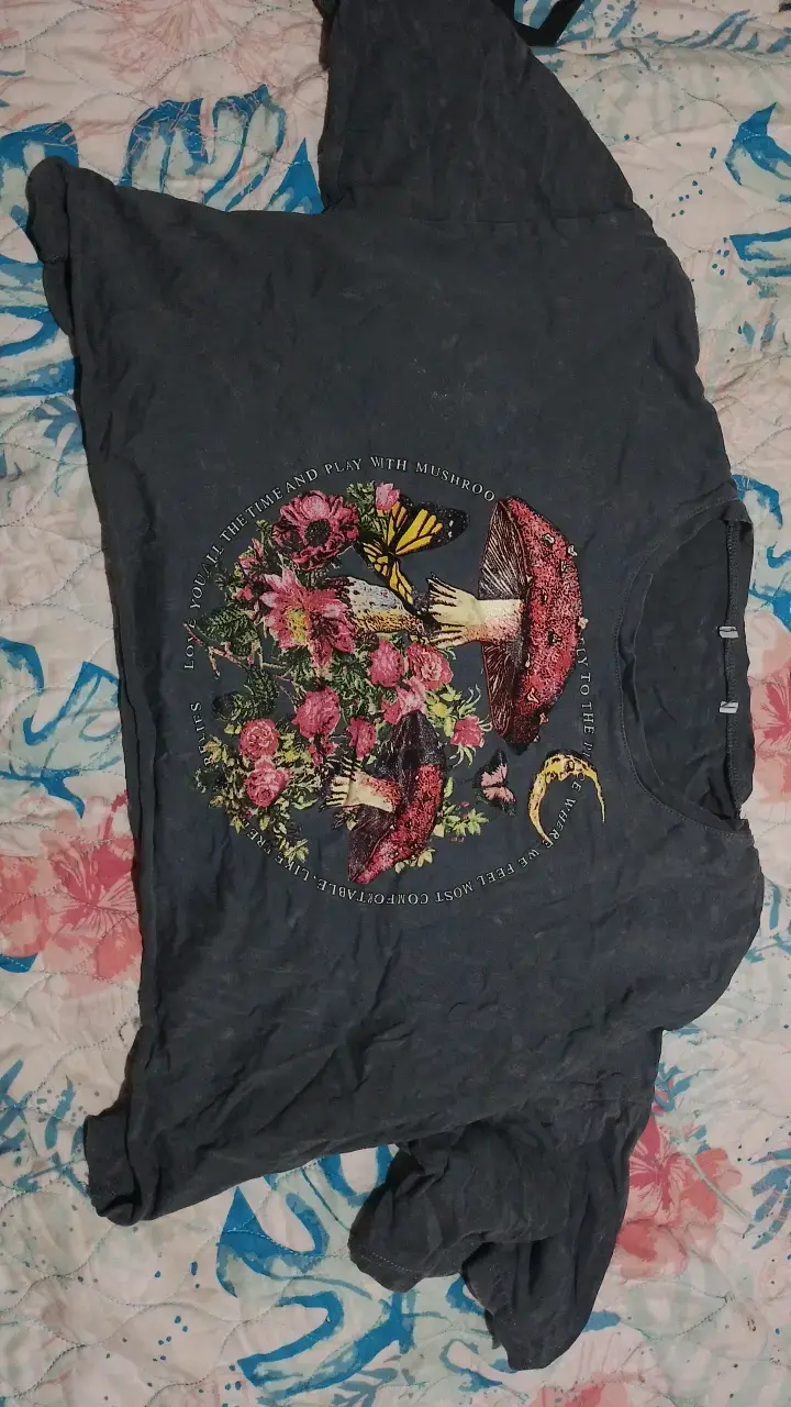 Polera gris con diseño de hongos y mariposas