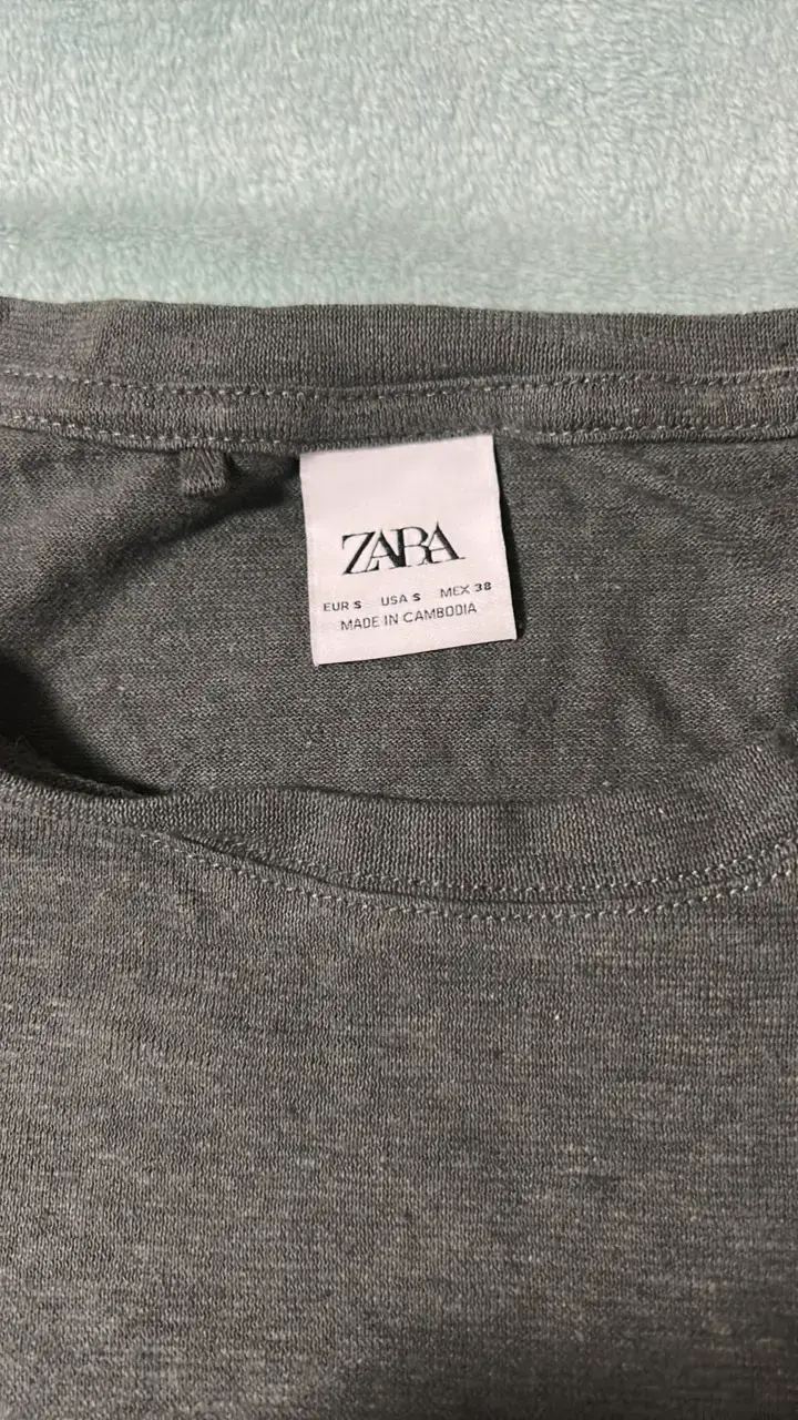 Polera gris básica Zara para hombre - 2