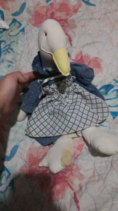 Peluche de pato con vestido azul - miniatura 1