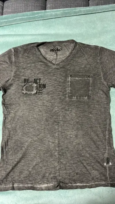 Polera gris con bolsillo y estampado React - miniatura 1