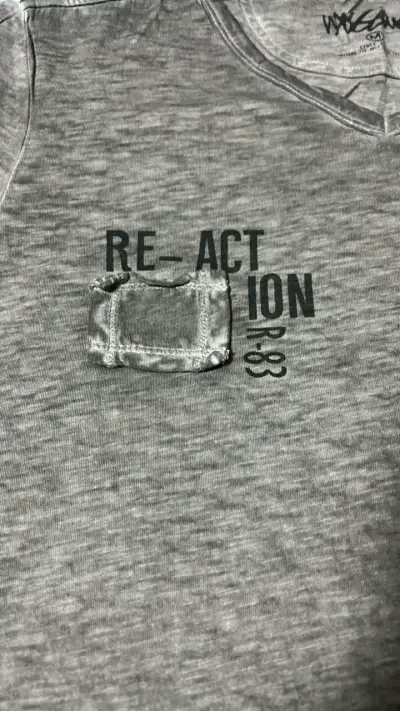 Polera gris con bolsillo y estampado React - miniatura 2