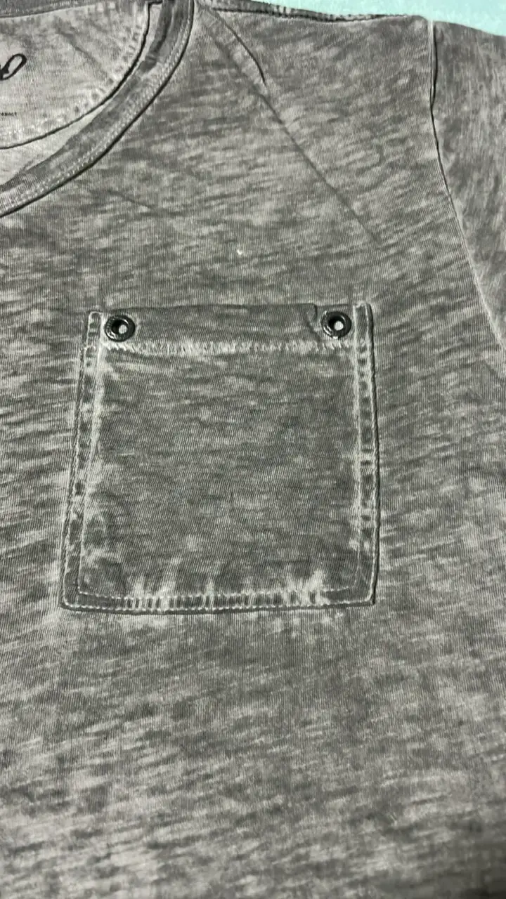 Polera gris con bolsillo y estampado React - 3