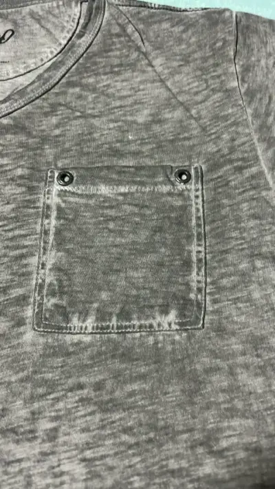 Polera gris con bolsillo y estampado React - miniatura 3