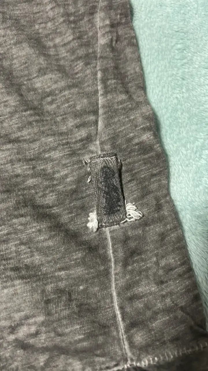 Polera gris con bolsillo y estampado React - 5