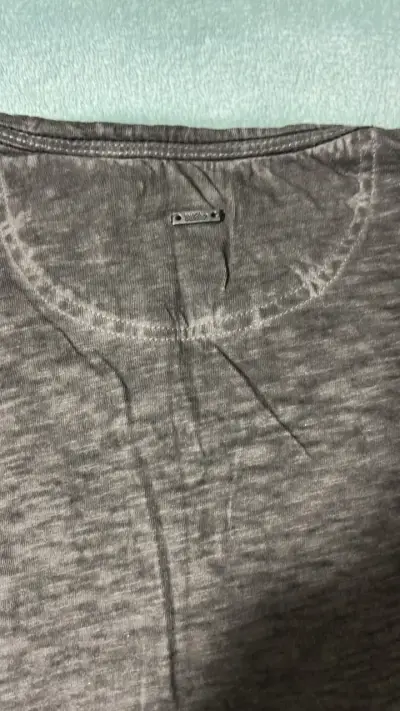Polera gris con bolsillo y estampado React - miniatura 6