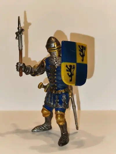 Figura Schleich Caballero Medieval Azul Con Hacha - miniatura 1