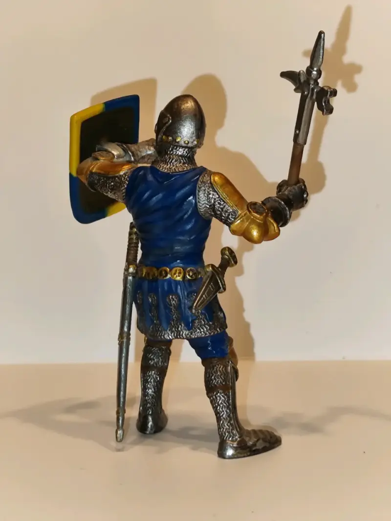 Figura Schleich Caballero Medieval Azul Con Hacha - 2